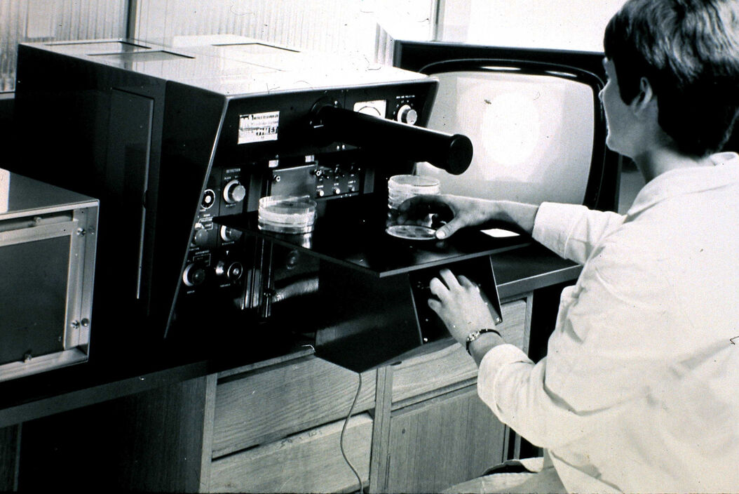 [Translate to chinese:] QTM B, 1963, the first commercial automated image analysis system for microscope images, based on a TV camera and developed by Metals Research in Cambridge, England. QTM_B_1963_cut.jpg