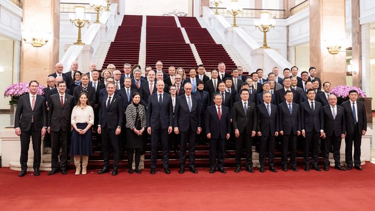 The economic delegation in a group photo with Chinese Premier Li Qiang and German Chancellor Friedrich Merz in Beijing. © Presse- und Informationsamt der Bundesregierung, photo: Guido Bergmann