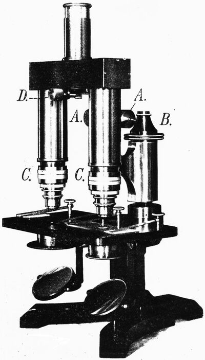 第一台比对显微镜，1911 年由位于 Wetzlar 的 Wilhelm 和 Heinrich Seibert 光学研究所制造。