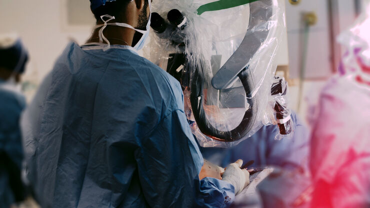 Oncological Maxillofacial Reconstructive Surgery at the Paris Saint-Joseph Hospital with Dr. Benichou. The Leica M530 OHX microscope is used by plastic surgeons in a comfortable standing up position. Oncological Maxillofacial Reconstructive Surgery at the Paris Saint-Joseph Hospital with Dr. Benichou. The Leica M530 OHX microscope is used by plastic surgeons in a comfortable standing up position.
