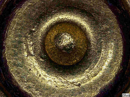 黄铜弹壳的2D多聚焦图像，显示出底火上的撞针痕迹。