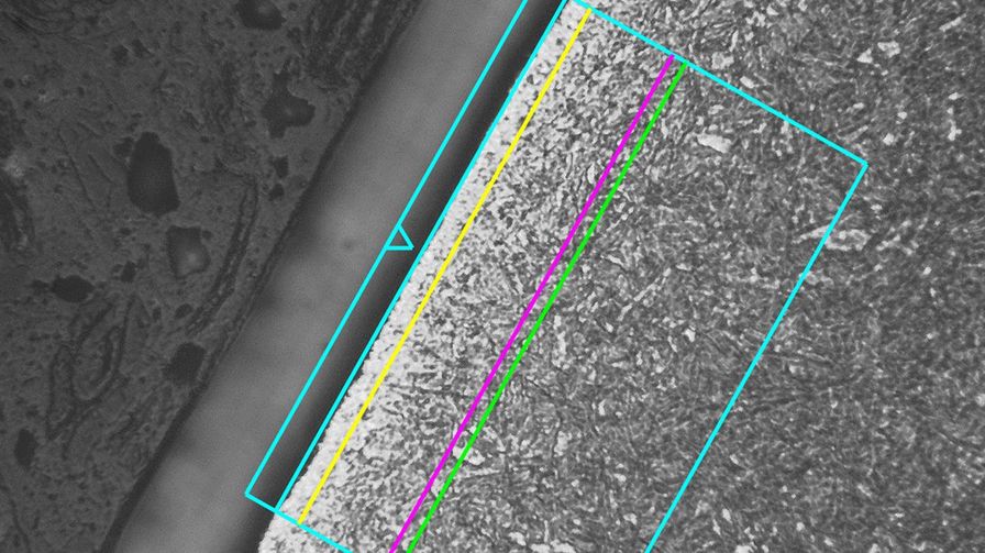 正在分析热处理钢的碳消耗（脱碳）的图像。