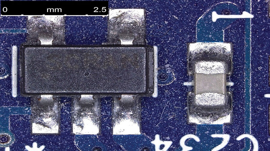 图10：PCBA部分区域的二维图像，显示了一个电容器和一块IC芯片。由DVM6借助EDOF功能拍摄。以下为该PCB区域的三维图像。