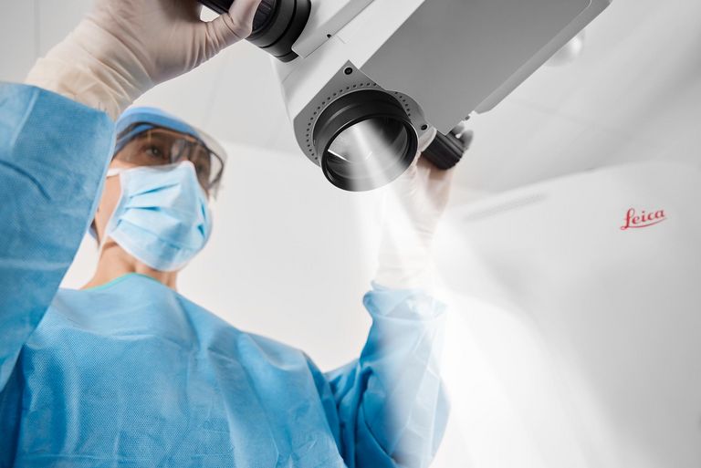 通过 CoAx4 照明和 Leica Microsystems 的 Optichrome 高级光学镜组，增强您的视野。
