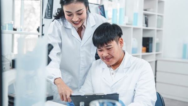 创新让世界更美好在实验室工作的人