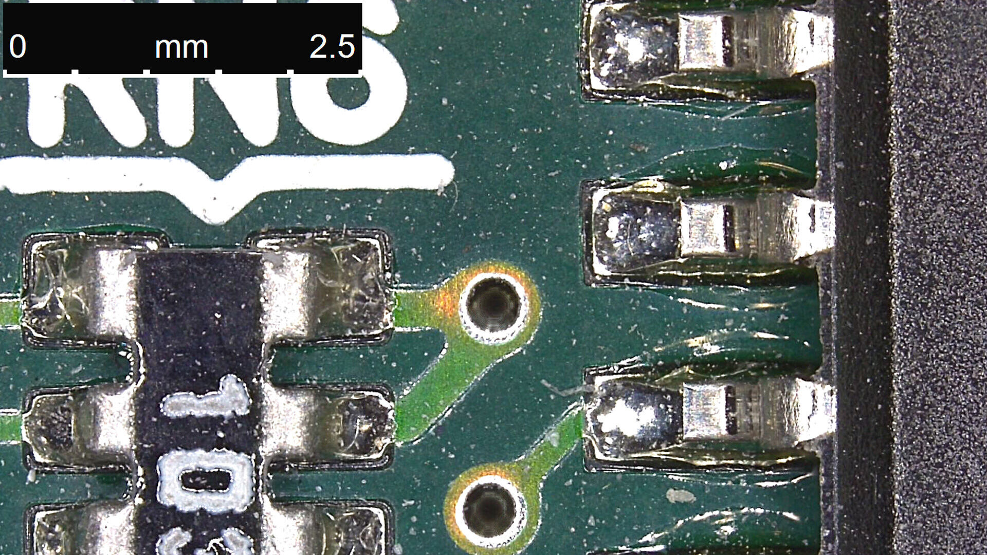 表面反射的眩光会妨碍 PCB 检测。此处使用 DVM6 数码显微镜仅通过环形光照明检测 PCB 区域