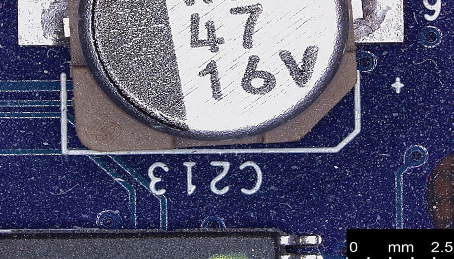 图6：PCBA部分区域的二维图像，显示了一个电容器和一小块IC芯片。由DVM6借助EDOF功能拍摄。以下为该PCBA区域的三维图像。