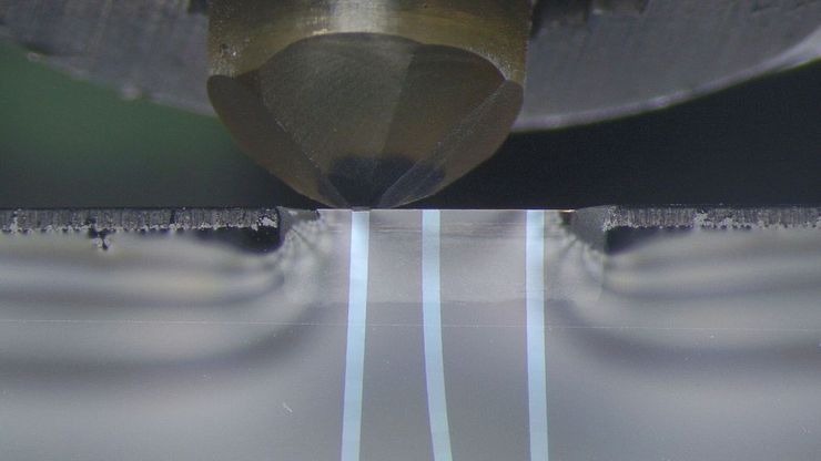 Image of the diamond knife of an advanced ultramicrotome solution for array tomography which performs automated serial sectioning
