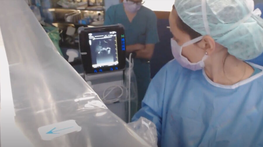 [Translate to chinese:] Intraoperative imaging tools help extend tumor resection. Image courtesy of Dr. Carla Reizinho.