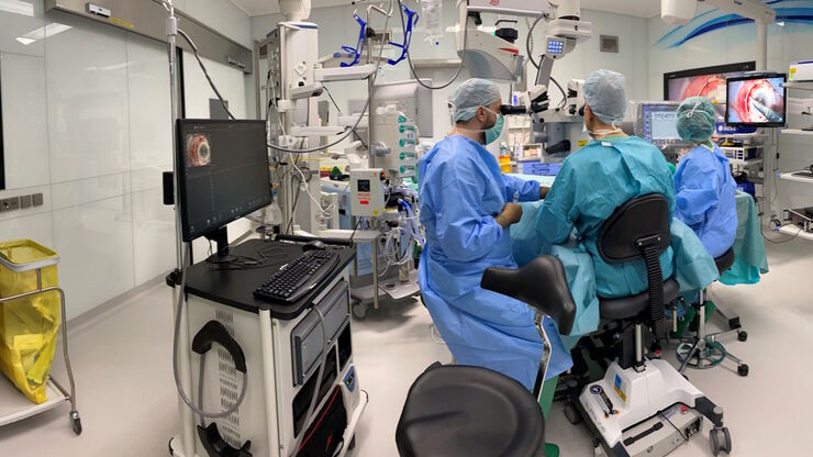 [Translate to chinese:] Prof. Nikolaos Bechrakis uses the Proveo 8 ceiling mounted microscope with EnFocus intraoperative OCT. Images provided by Prof. Nikolaos Bechrakis.