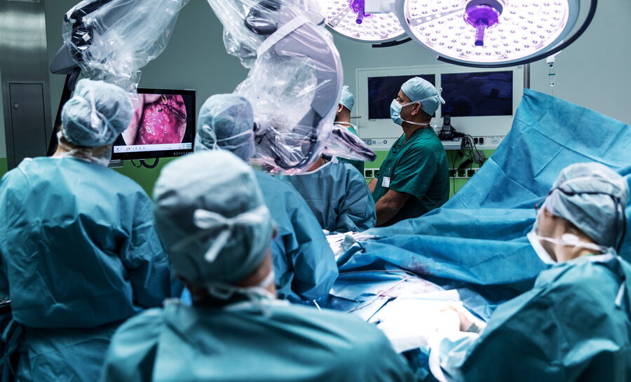 [Translate to chinese:] The whole surgical team can watch and anticipate each surgical step