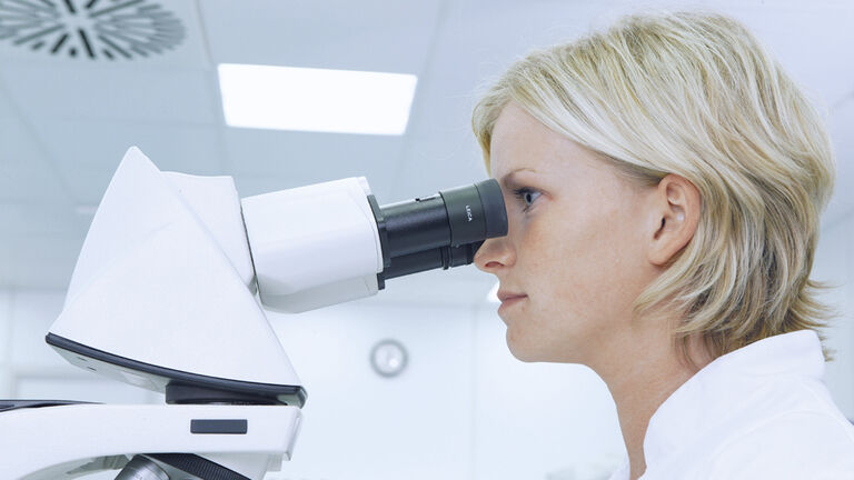 使用符合人体工学的显微镜设置，操作员在工作时可以保持舒适的姿势