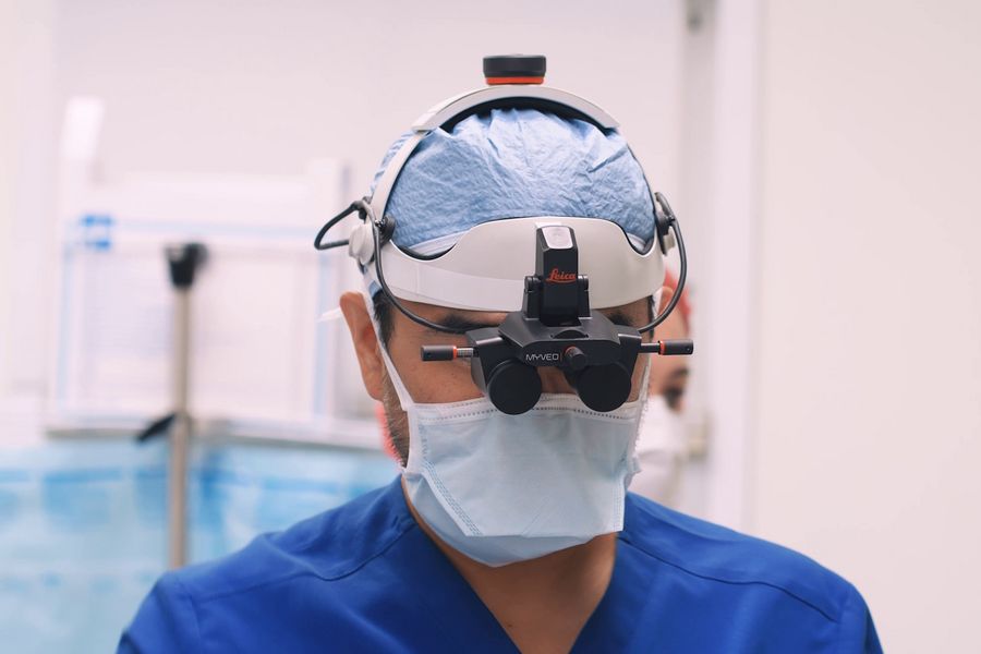 Dr. Huang performing ENT surgery using the MyVeo surgical visualization headset and the Evolved ARveo 8 digital visualization microscope.