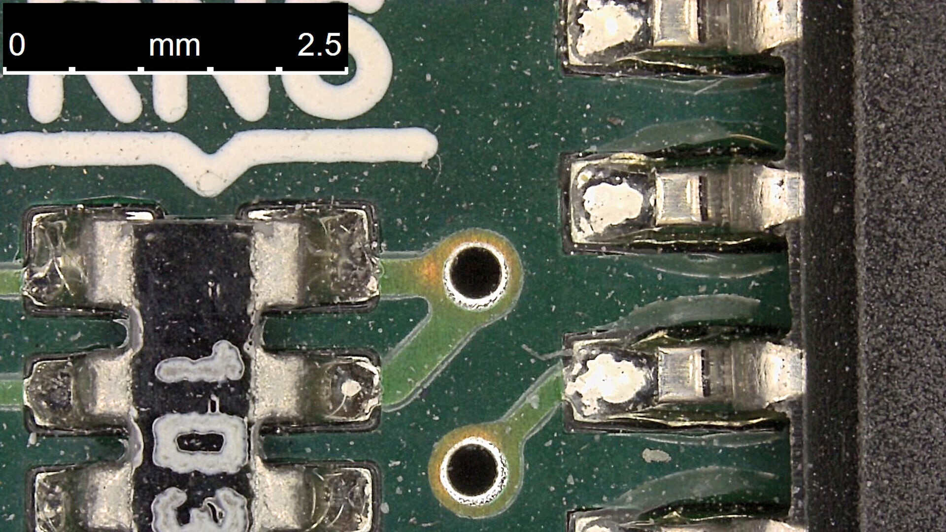 PCB 基板表面的眩光明显减少。使用 DVM6 通过环形照明和匀光器检测相同的 PCB 区域
