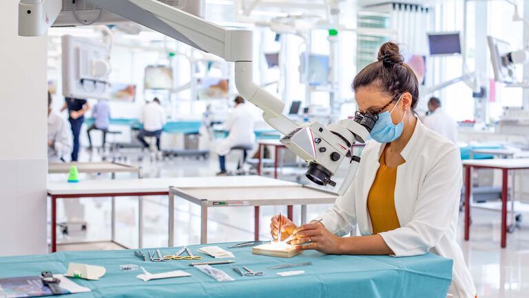 实操培训中的医学生。图像致谢瑞士日内瓦瑞士国际外科手术创新和培训基金会 (SFITS)。
