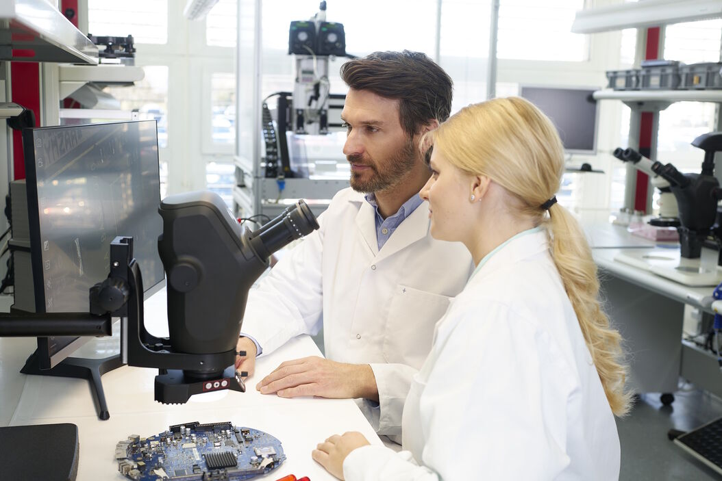  Routine inspection microscope Ivesta 3 Ivesta_3_integrated_monitor_users_2.jpg