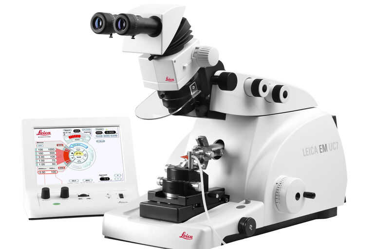 EM UC7 equipped with the EM FC7 cryochamber