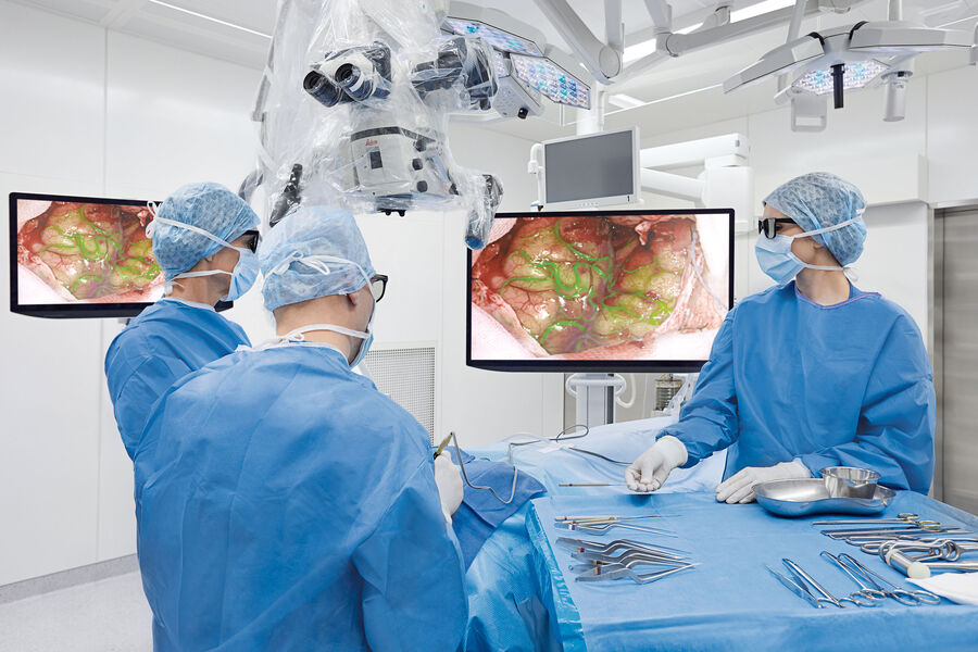 使用ARveo神经外科显微镜的外视镜手术为整个手术室的工作人员提供了人体工程学方面的好处，他们能够通过3D 4K分辨率的平视显示器跟踪手术。