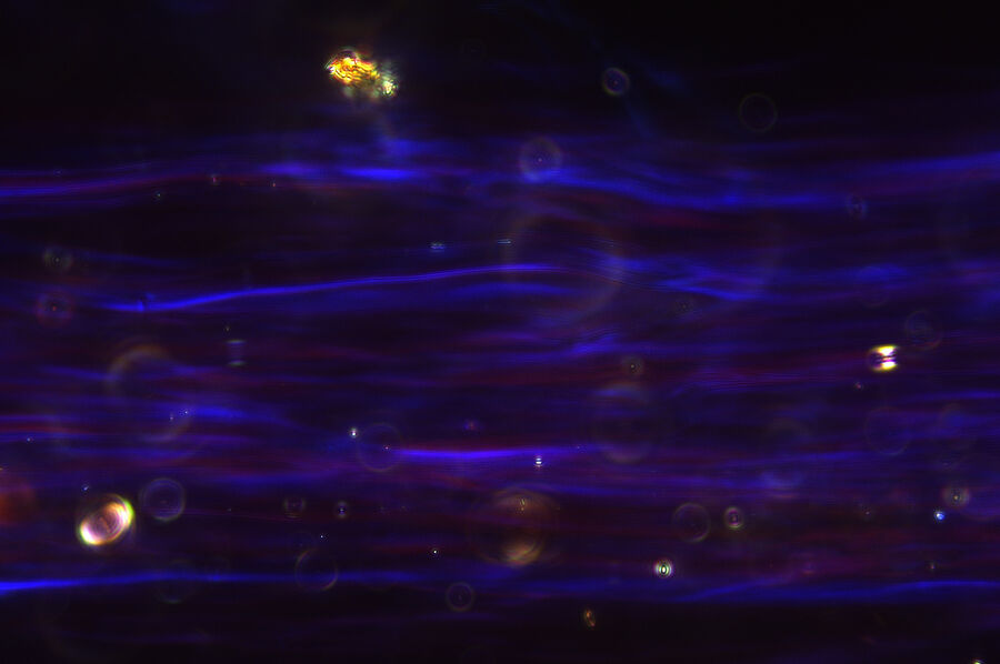 typical magenta-blue dispersion color of chrysotile in E-W orientation