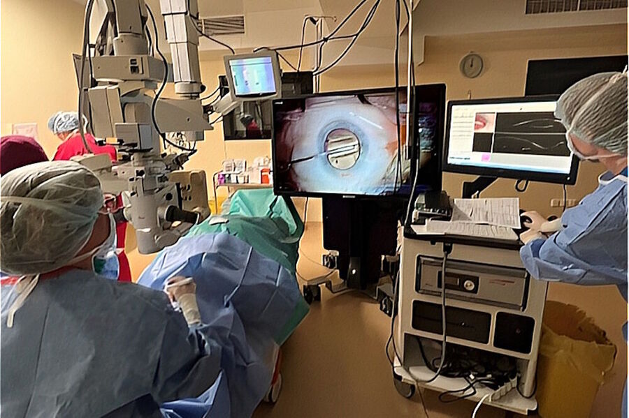 [Translate to chinese:] Dr. Ozana Moraru uses the M844 microscope from Leica Microsystems together with EnFocus intraoperative Optical Coherence Tomography. Image courtesy of Dr. Ozana Moraru.
