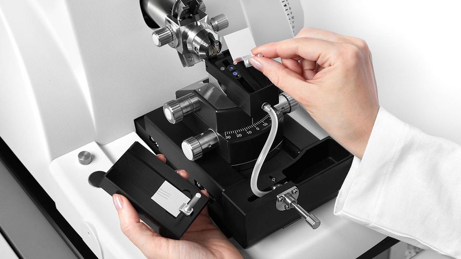 Array tomography knife mounted on automated ultramicrotome UC Enuity.