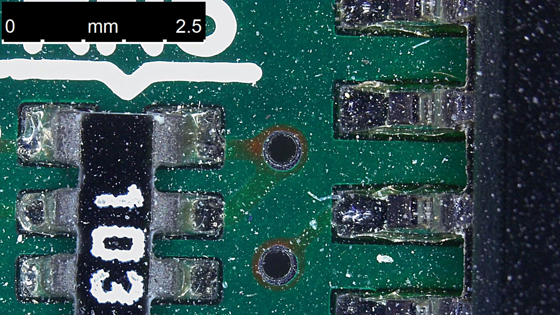 消除 PCB 反射表面的眩光。使用 DVM6 通过环形照明和偏振器检测相同的 PCB 区域