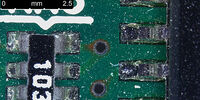 消除 PCB 反射表面的眩光。使用 DVM6 通过环形照明和偏振器检测相同的 PCB 区域