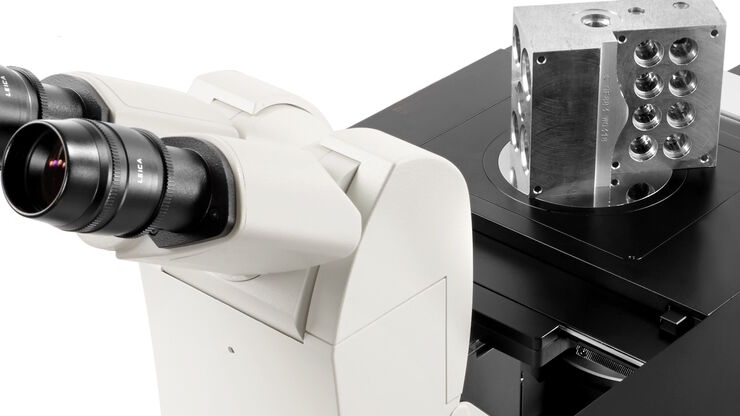 [Translate to chinese:] Material sample with a large height, size, and weight being observed with an inverted microscope.