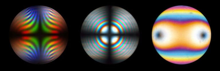 强散色 Brookit (TiO2) 锥光图
方解石厚片的单轴干涉图，垂直于光轴
黑云母晶体薄片圆偏光双轴干涉图，对角位置。光轴位置清晰可辨