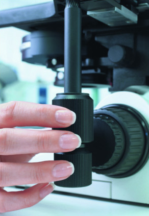 [Translate to chinese:] One hand operation of the focus knob and stage drive on the DM3000 microscope helps make specimen analysis ergonomic and efficient.