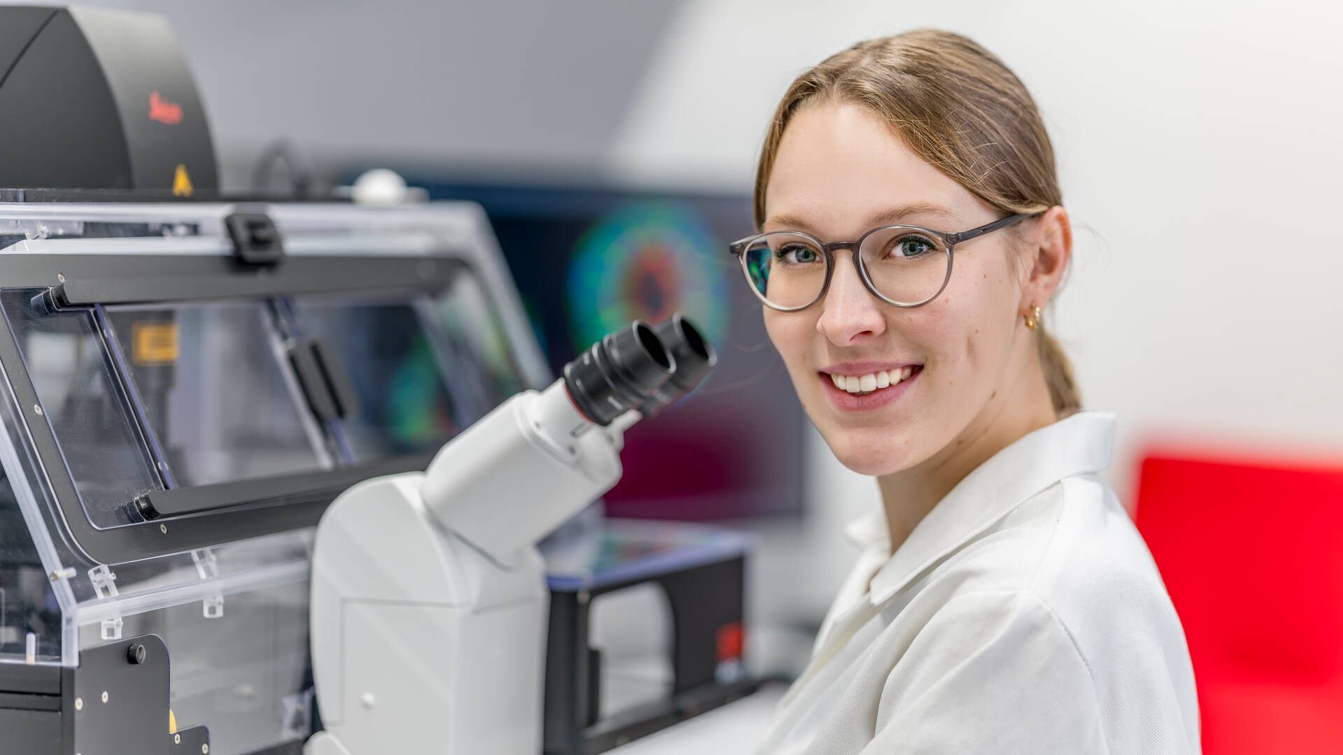 徕卡的可持续性:共同成长, Uni Markburg, 女性使用显微镜