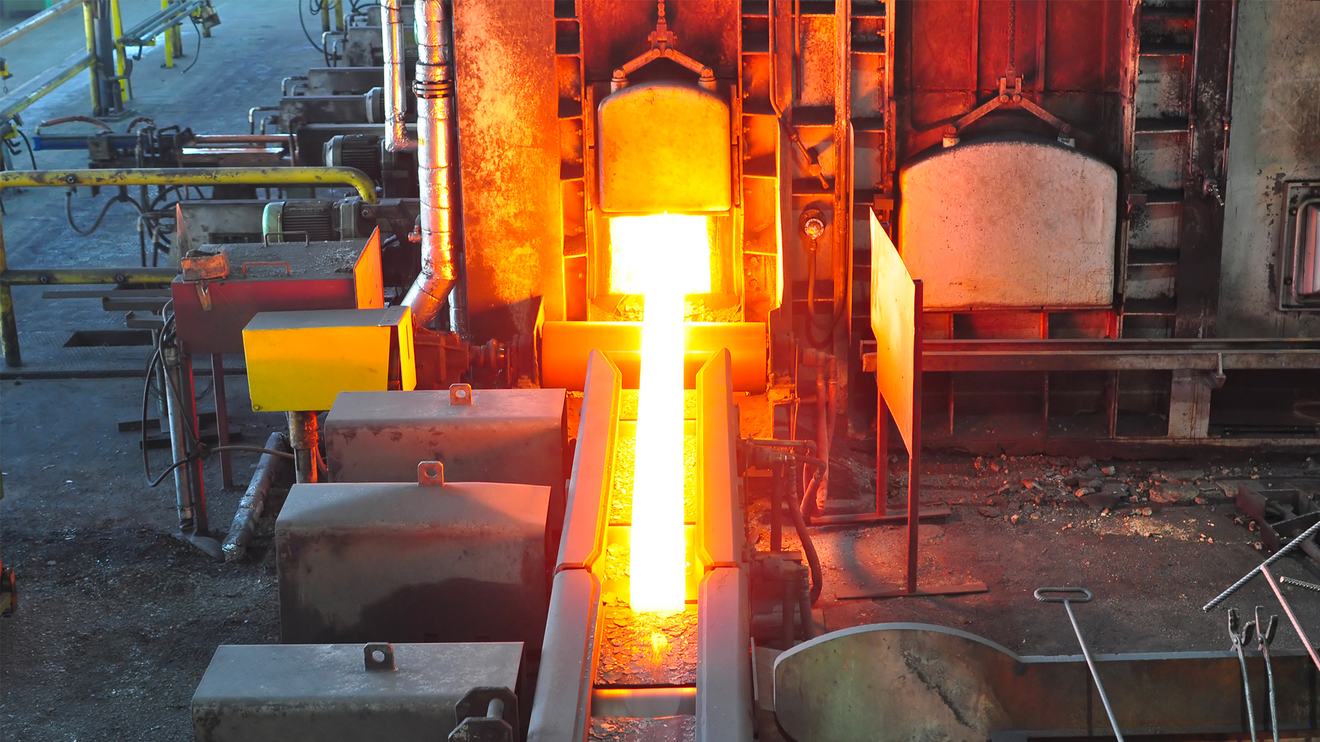 钢铁生产工厂烧结过程的照片。