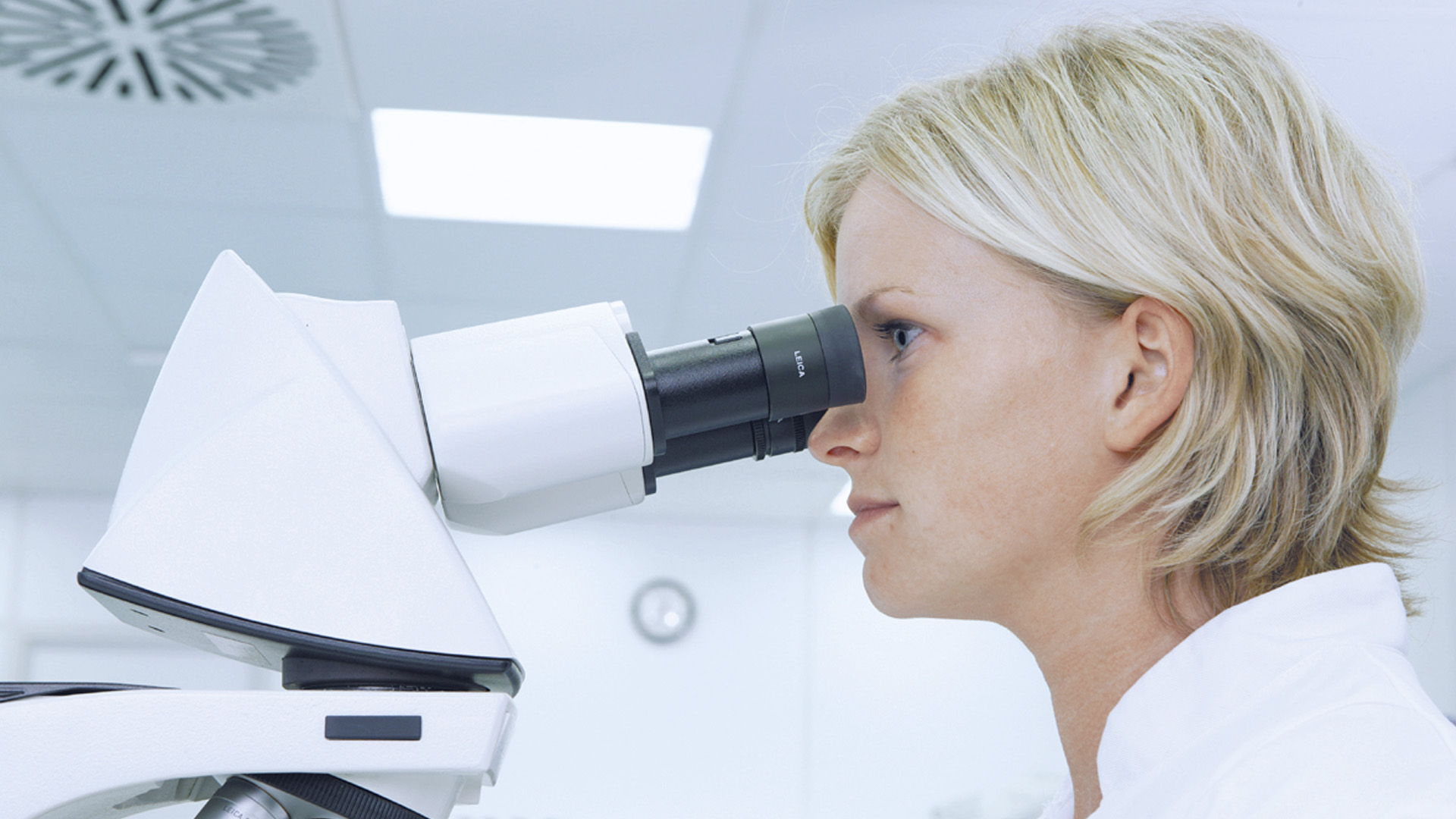 在使用符合人体工程学的显微镜工作时，操作员可以保持舒适的姿势。