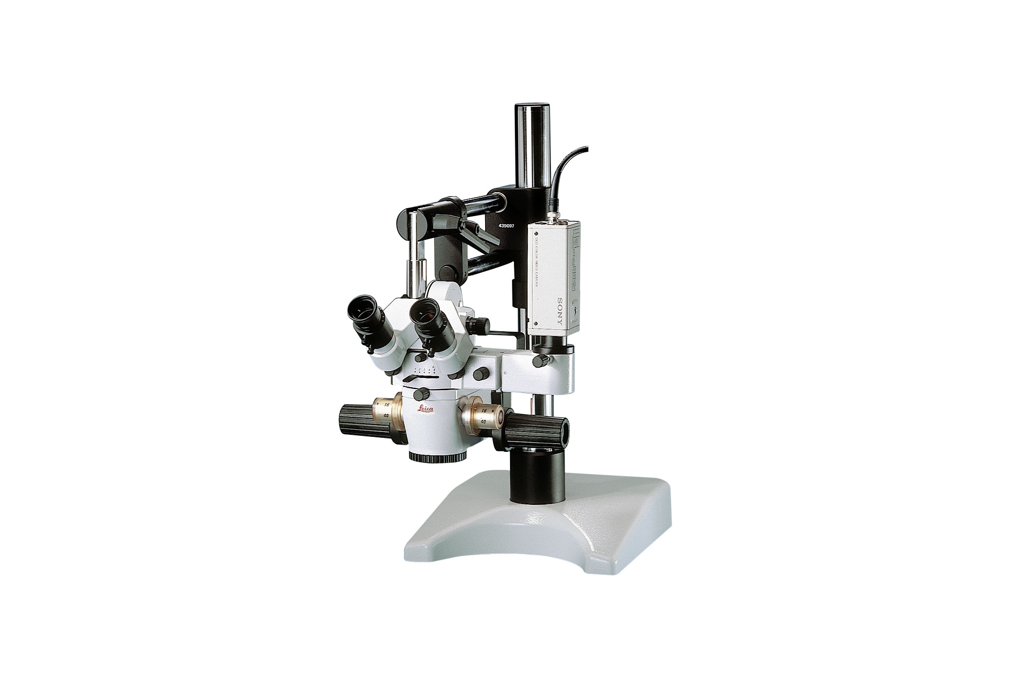 The Leica M651 MSD tabletop surgical microscope for the practice of microsurgery.