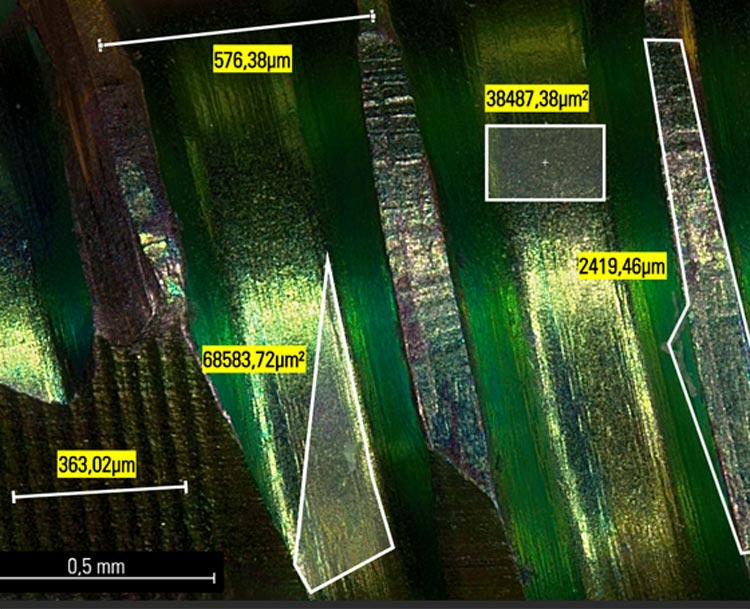 Image of a bone screw with measurements. Measurements of lengths, areas, angles, etc. have been made using the Leica LAS X software.